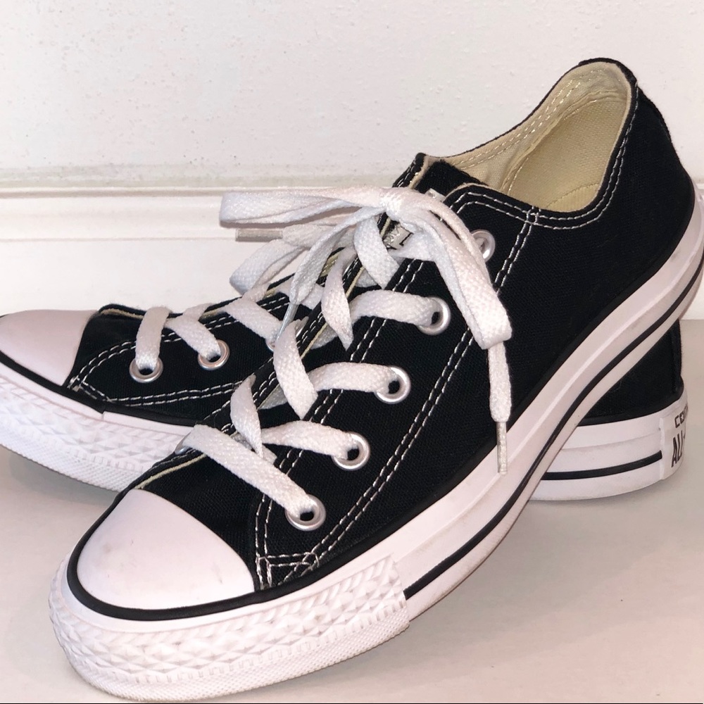 Women’s Size 6M Black Converse Low Top